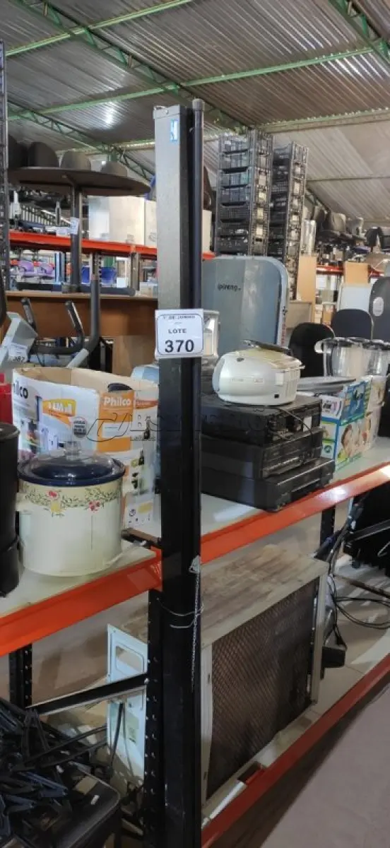 LOTE 370 - 01 TELA DE PROJEÇÃO RETRÁTIL. (NO ESTADO) ATENÇÃO! FAZER A VISITAÇÃO ANTES DE ARREMATAR, NÃO SABEMOS SE FUNCIONA, LEILÃO NÃO TEM GARANTIA E NEM DEVOLUÇÃO, SUJEITO A POSSÍVEIS AVARIAS VISÍVEIS/OCULTAS E/OU AUSÊNCIA DE COMPONENTES.