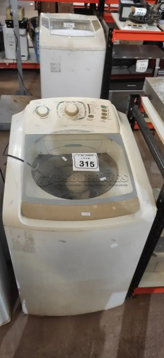 LOTE 315 - 01 MÁQUINA DE LAVAR 10KG 220V MARCA ELECTROLUX. (NO ESTADO) ATENÇÃO! FAZER A VISITAÇÃO ANTES DE ARREMATAR, NÃO SABEMOS SE FUNCIONA, LEILÃO NÃO TEM GARANTIA E NEM DEVOLUÇÃO, SUJEITO A POSSÍVEIS AVARIAS VISÍVEIS/OCULTAS E/OU AUSÊNCIA DE COMPONENTES.