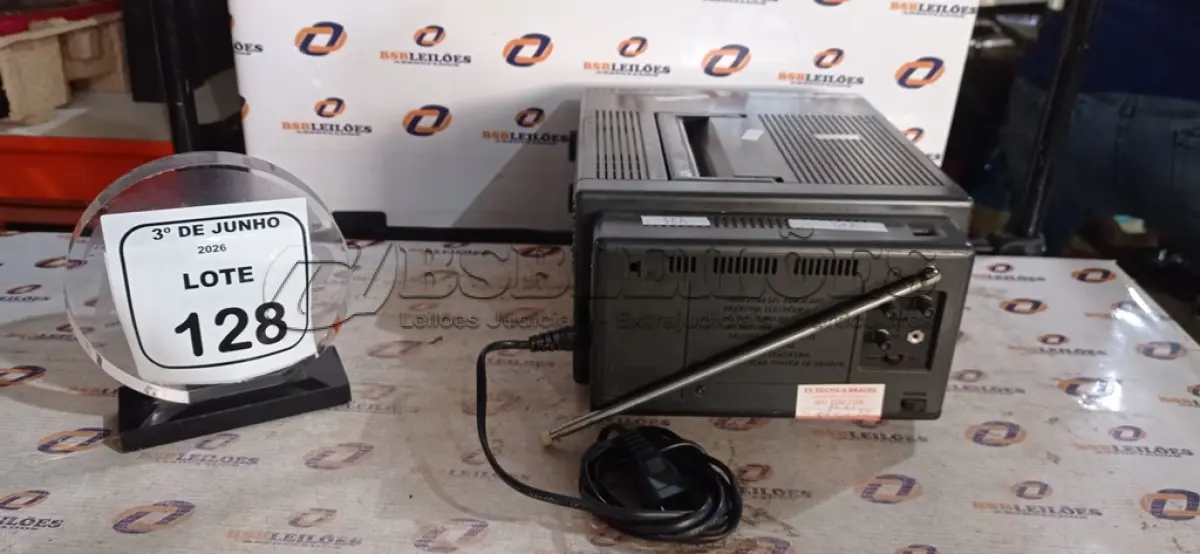 LOTE 128 - 01 MIN TV/RÁDIO MARCA GOLDSTAR. (NO ESTADO) ATENÇÃO! FAZER A VISITAÇÃO ANTES DE ARREMATAR, NÃO SABEMOS SE FUNCIONA, LEILÃO NÃO TEM GARANTIA E NEM DEVOLUÇÃO, SUJEITO A POSSÍVEIS AVARIAS VISÍVEIS/OCULTAS E/OU AUSÊNCIA DE COMPONENTES.