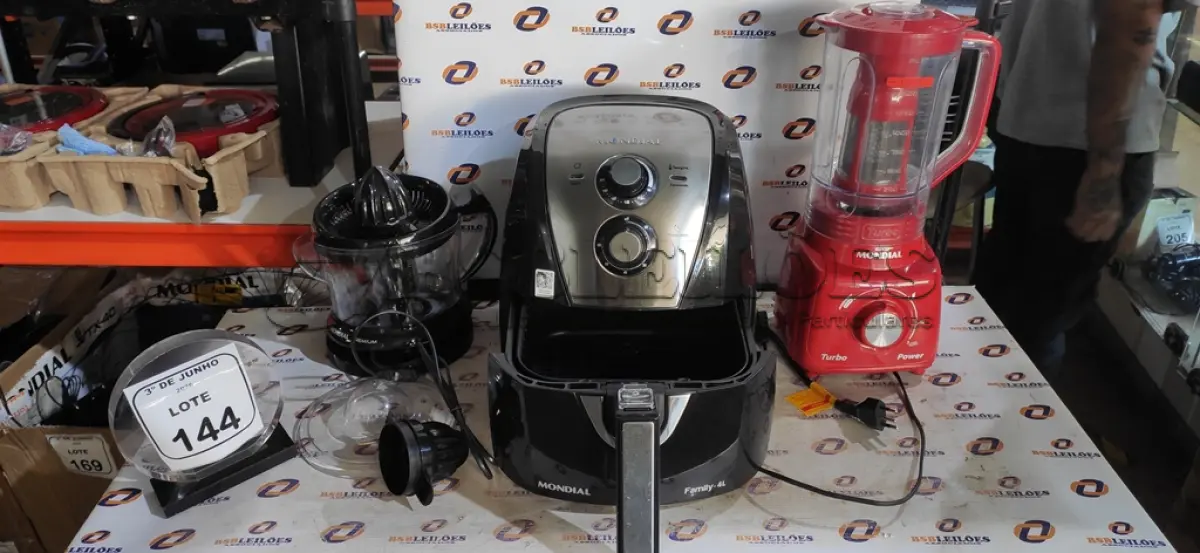 LOTE 144 - 01 AIR FRYER 4L, 01 ESPREMEDOR DE FRUTAS E 01 LIQUIDIFICADOR 220V MARCA MONDIAL. (NO ESTADO) ATENÇÃO! FAZER A VISITAÇÃO ANTES DE ARREMATAR, NÃO SABEMOS SE FUNCIONA, LEILÃO NÃO TEM GARANTIA E NEM DEVOLUÇÃO, SUJEITO A POSSÍVEIS AVARIAS VISÍVEIS/OCULTAS E/OU AUSÊNCIA DE COMPONENTES.