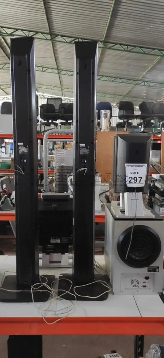 LOTE 297 - 01 MICRO SYSTEM MODELO MCM299/55 MARCA PHILIPS COM 02 CAIXAS, 01 SUBWOOFER MARCA PHILIPS E 02 CAIXAS DE SOM TIPO TORRE MARCA PANASONIC. (NO ESTADO) ATENÇÃO! FAZER A VISITAÇÃO ANTES DE ARREMATAR, NÃO SABEMOS SE FUNCIONA, LEILÃO NÃO TEM GARANTIA E NEM DEVOLUÇÃO, SUJEITO A POSSÍVEIS AVARIAS VISÍVEIS/OCULTAS E/OU AUSÊNCIA DE COMPONENTES.
