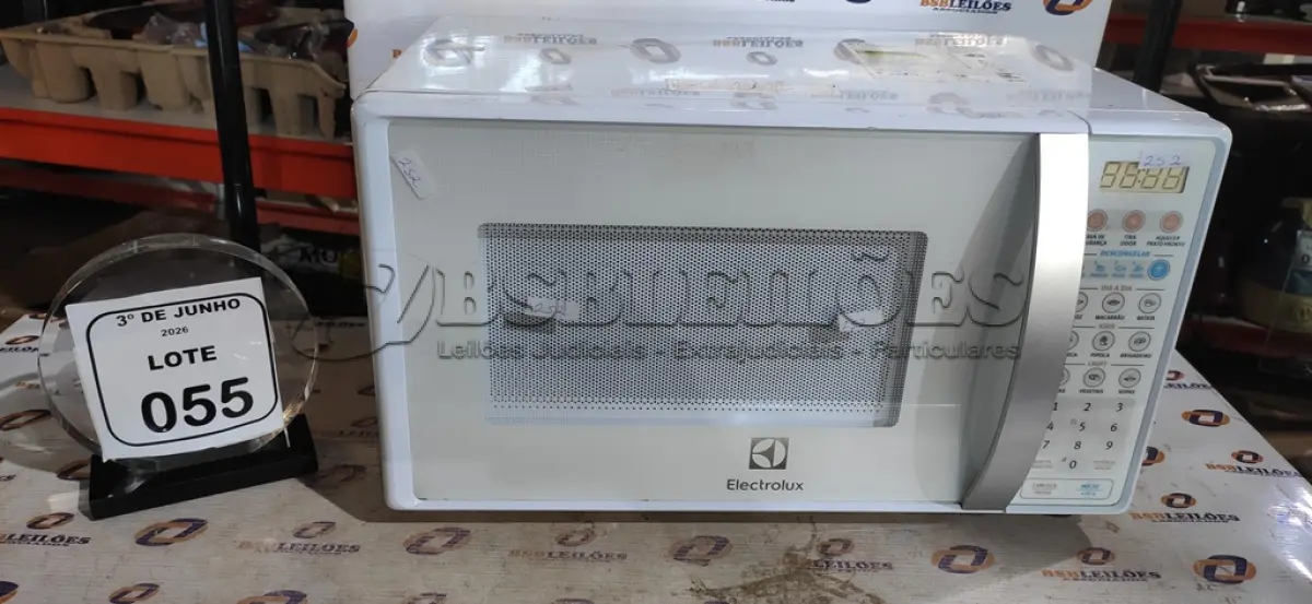 LOTE 055 - 01 MICRO-ONDAS MODELO MT030 127V MARCA ELECTROLUX COM PRATO. (NO ESTADO) ATENÇÃO! FAZER A VISITAÇÃO ANTES DE ARREMATAR, NÃO SABEMOS SE FUNCIONA, LEILÃO NÃO TEM GARANTIA E NEM DEVOLUÇÃO, SUJEITO A POSSÍVEIS AVARIAS VISÍVEIS/OCULTAS E/OU AUSÊNCIA DE COMPONENTES.