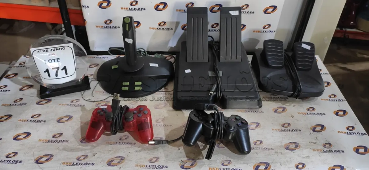 LOTE 171 - 05 CONTROLES PARA VÍDEO GAME DE MARCAS E MODELOS DIVERSOS. (NO ESTADO) ATENÇÃO! FAZER A VISITAÇÃO ANTES DE ARREMATAR, NÃO SABEMOS SE FUNCIONA, LEILÃO NÃO TEM GARANTIA E NEM DEVOLUÇÃO, SUJEITO A POSSÍVEIS AVARIAS VISÍVEIS/OCULTAS E/OU AUSÊNCIA DE COMPONENTES.