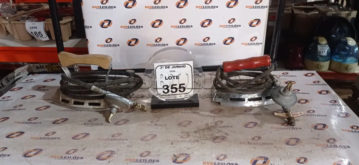 LOTE 355 - 02 FERROS DE PASSAR A GÁS MARCA CHAMA FORTE. (NO ESTADO) ATENÇÃO! FAZER A VISITAÇÃO ANTES DE ARREMATAR, NÃO SABEMOS SE FUNCIONA, LEILÃO NÃO TEM GARANTIA E NEM DEVOLUÇÃO, SUJEITO A POSSÍVEIS AVARIAS VISÍVEIS/OCULTAS E/OU AUSÊNCIA DE COMPONENTES.