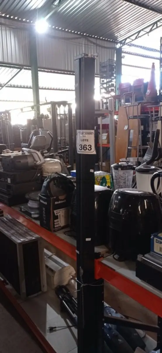 LOTE 363 - 01 TELA DE PROJEÇÃO RETRÁTIL. (NO ESTADO) ATENÇÃO! FAZER A VISITAÇÃO ANTES DE ARREMATAR, NÃO SABEMOS SE FUNCIONA, LEILÃO NÃO TEM GARANTIA E NEM DEVOLUÇÃO, SUJEITO A POSSÍVEIS AVARIAS VISÍVEIS/OCULTAS E/OU AUSÊNCIA DE COMPONENTES.
