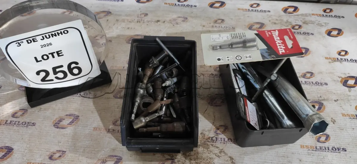 LOTE 256 - 01 CAIXA COM CHAVE PARA MANDRIL E CHAVES MAGNÉTICAS DIVERSAS, 2 CHAVES DE VELA, 02 BITS 3/8 E 02 CACHIMBOS N*10. (NO ESTADO) ATENÇÃO! FAZER A VISITAÇÃO ANTES DE ARREMATAR, NÃO SABEMOS SE FUNCIONA, LEILÃO NÃO TEM GARANTIA E NEM DEVOLUÇÃO, SUJEITO A POSSÍVEIS AVARIAS VISÍVEIS/OCULTAS E/OU AUSÊNCIA DE COMPONENTES.