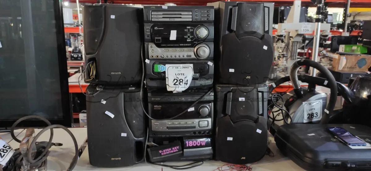 LOTE 284 - 02 MINIS SYSTEMS COM 02 CAIXAS CADA MARCAS AIWA E JVC. (NO ESTADO) ATENÇÃO! FAZER A VISITAÇÃO ANTES DE ARREMATAR, NÃO SABEMOS SE FUNCIONA, LEILÃO NÃO TEM GARANTIA E NEM DEVOLUÇÃO, SUJEITO A POSSÍVEIS AVARIAS VISÍVEIS/OCULTAS E/OU AUSÊNCIA DE COMPONENTES.