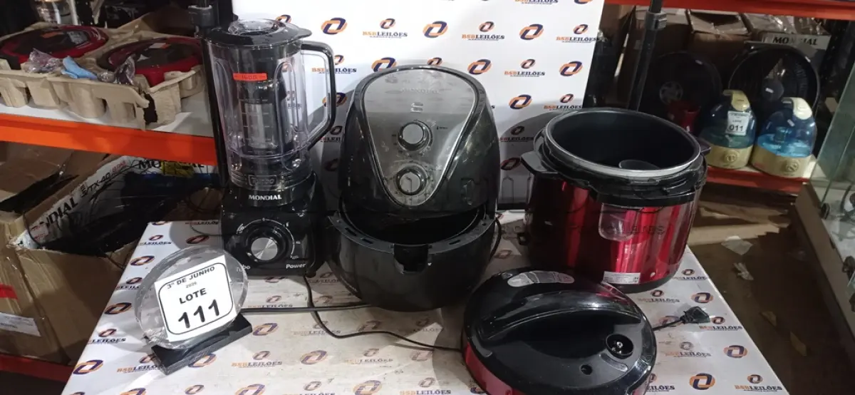LOTE 111 - 01 PANELA ELÉTRICA 220V, 01 LIQUIDIFICADOR 220V E 01 AIR FRYER 220V MARCA MONDIAL. (NO ESTADO) ATENÇÃO! FAZER A VISITAÇÃO ANTES DE ARREMATAR, NÃO SABEMOS SE FUNCIONA, LEILÃO NÃO TEM GARANTIA E NEM DEVOLUÇÃO, SUJEITO A POSSÍVEIS AVARIAS VISÍVEIS/OCULTAS E/OU AUSÊNCIA DE COMPONENTES.