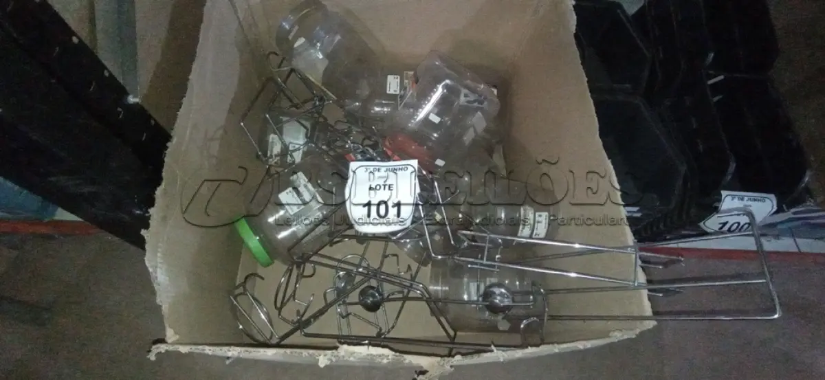 LOTE 101 - 01 LOTE COM DIVERSOS SUPORTES PARA COZINHA E POTES DE PLÁSTICO. (NO ESTADO) ATENÇÃO! FAZER A VISITAÇÃO ANTES DE ARREMATAR, NÃO SABEMOS SE FUNCIONA, LEILÃO NÃO TEM GARANTIA E NEM DEVOLUÇÃO, SUJEITO A POSSÍVEIS AVARIAS VISÍVEIS/OCULTAS E/OU AUSÊNCIA DE COMPONENTES.