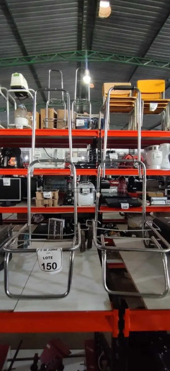 LOTE 150 - 02 CARRINHOS DE FEIRA. (NO ESTADO) ATENÇÃO! FAZER A VISITAÇÃO ANTES DE ARREMATAR, NÃO SABEMOS SE FUNCIONA, LEILÃO NÃO TEM GARANTIA E NEM DEVOLUÇÃO, SUJEITO A POSSÍVEIS AVARIAS VISÍVEIS/OCULTAS E/OU AUSÊNCIA DE COMPONENTES.
