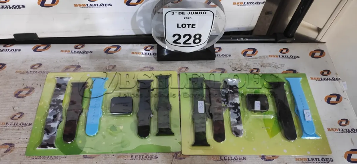 LOTE 228 - 02 RELÓGIOS INTELIGENTES COM 05 PULSEIRAS. (NO ESTADO) ATENÇÃO! FAZER A VISITAÇÃO ANTES DE ARREMATAR, NÃO SABEMOS SE FUNCIONA, LEILÃO NÃO TEM GARANTIA E NEM DEVOLUÇÃO, SUJEITO A POSSÍVEIS AVARIAS VISÍVEIS/OCULTAS E/OU AUSÊNCIA DE COMPONENTES.
