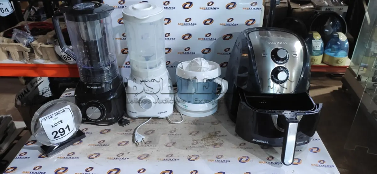 LOTE 291 - 01 AIR FRYER DE 4L, 01 ESPREMEDOR DE FRUTAS E 02 LIQUIDIFICADORES. (NO ESTADO) ATENÇÃO! FAZER A VISITAÇÃO ANTES DE ARREMATAR, NÃO SABEMOS SE FUNCIONA, LEILÃO NÃO TEM GARANTIA E NEM DEVOLUÇÃO, SUJEITO A POSSÍVEIS AVARIAS VISÍVEIS/OCULTAS E/OU AUSÊNCIA DE COMPONENTES.