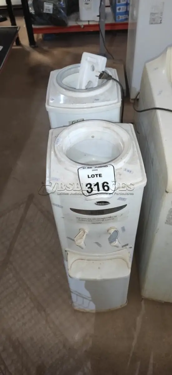 LOTE 316 - 02 BEBEDOUROS PARA GARRAFÃO MARCA IBELL. (NO ESTADO) ATENÇÃO! FAZER A VISITAÇÃO ANTES DE ARREMATAR, NÃO SABEMOS SE FUNCIONA, LEILÃO NÃO TEM GARANTIA E NEM DEVOLUÇÃO, SUJEITO A POSSÍVEIS AVARIAS VISÍVEIS/OCULTAS E/OU AUSÊNCIA DE COMPONENTES.