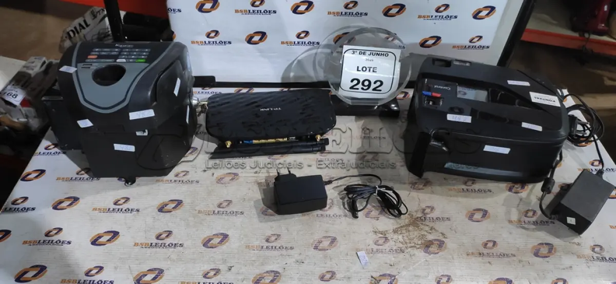 LOTE 292 - 01 ROTEADOR MODELO AC 750 MARCA TP-LINK E 02 RELÓGIOS DE PONTO. (NO ESTADO) ATENÇÃO! FAZER A VISITAÇÃO ANTES DE ARREMATAR, NÃO SABEMOS SE FUNCIONA, LEILÃO NÃO TEM GARANTIA E NEM DEVOLUÇÃO, SUJEITO A POSSÍVEIS AVARIAS VISÍVEIS/OCULTAS E/OU AUSÊNCIA DE COMPONENTES.