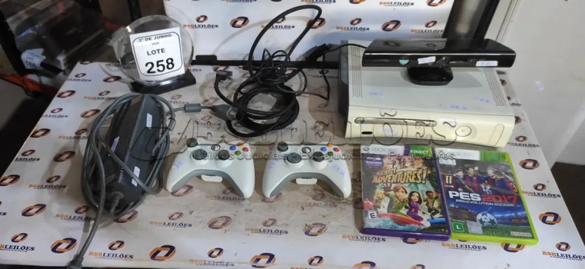 LOTE 258 - 01 XBOX 360 COM CONTROLES, ACESSÓRIOS E JOGOS. (NO ESTADO) ATENÇÃO! FAZER A VISITAÇÃO ANTES DE ARREMATAR, NÃO SABEMOS SE FUNCIONA, LEILÃO NÃO TEM GARANTIA E NEM DEVOLUÇÃO, SUJEITO A POSSÍVEIS AVARIAS VISÍVEIS/OCULTAS E/OU AUSÊNCIA DE COMPONENTES.