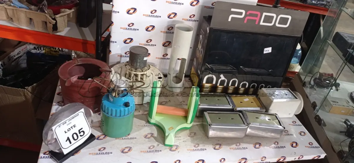 LOTE 105 - 02 FOGAREIROS PORTÁTEIS, 01 EXPOSITOR DE CADEADOS MARCA PADO E VÁRIOS PORTA GUARDANAPOS E PORTA CANUDOS. (NO ESTADO) ATENÇÃO! FAZER A VISITAÇÃO ANTES DE ARREMATAR, NÃO SABEMOS SE FUNCIONA, LEILÃO NÃO TEM GARANTIA E NEM DEVOLUÇÃO, SUJEITO A POSSÍVEIS AVARIAS VISÍVEIS/OCULTAS E/OU AUSÊNCIA DE COMPONENTES.