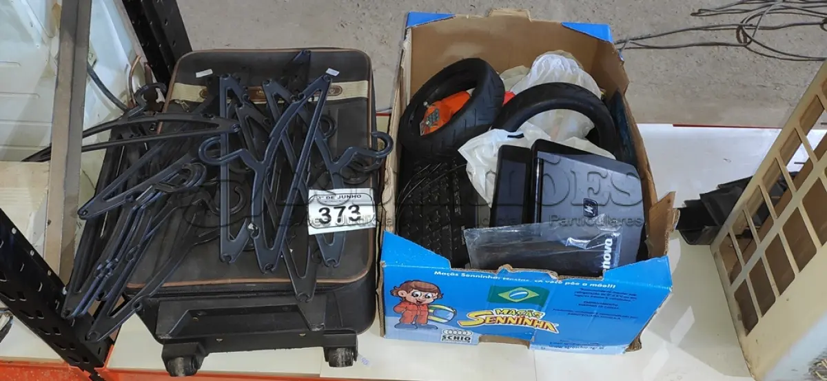 LOTE 373 - 01 MALA DE VIAGEM, 01 DVD PORTÁTIL, 01 PAR DE PNEUS PARA PATINETE ELÉTRICO, 03 TECLADOS DE PC, MOUSES E ELETRÔNICOS E ITENS DIVERSOS. (NO ESTADO) ATENÇÃO! FAZER A VISITAÇÃO ANTES DE ARREMATAR, NÃO SABEMOS SE FUNCIONA, LEILÃO NÃO TEM GARANTIA E NEM DEVOLUÇÃO, SUJEITO A POSSÍVEIS AVARIAS VISÍVEIS/OCULTAS E/OU AUSÊNCIA DE COMPONENTES.
