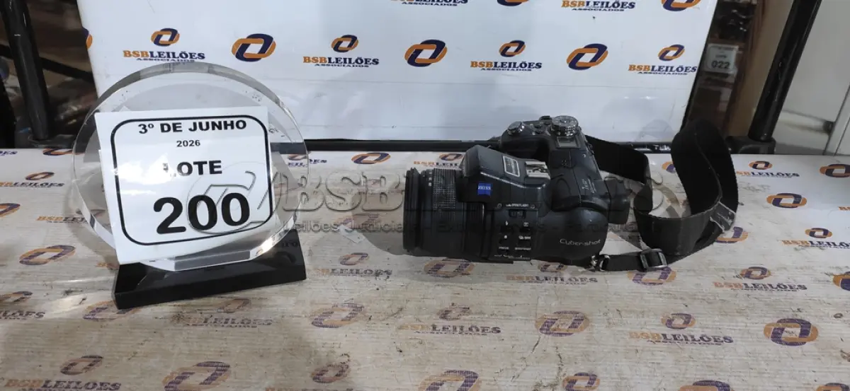 LOTE 200 - 01 MÁQUINA FOTOGRÁFICA MARCA SONY. (NO ESTADO) ATENÇÃO! FAZER A VISITAÇÃO ANTES DE ARREMATAR, NÃO SABEMOS SE FUNCIONA, LEILÃO NÃO TEM GARANTIA E NEM DEVOLUÇÃO, SUJEITO A POSSÍVEIS AVARIAS VISÍVEIS/OCULTAS E/OU AUSÊNCIA DE COMPONENTES.