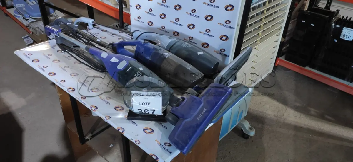 LOTE 367 - 03 ASPIRADORES DE PÓ DE MARCAS E MODELOS DIVERSOS. (NO ESTADO) ATENÇÃO! FAZER A VISITAÇÃO ANTES DE ARREMATAR, NÃO SABEMOS SE FUNCIONA, LEILÃO NÃO TEM GARANTIA E NEM DEVOLUÇÃO, SUJEITO A POSSÍVEIS AVARIAS VISÍVEIS/OCULTAS E/OU AUSÊNCIA DE COMPONENTES.