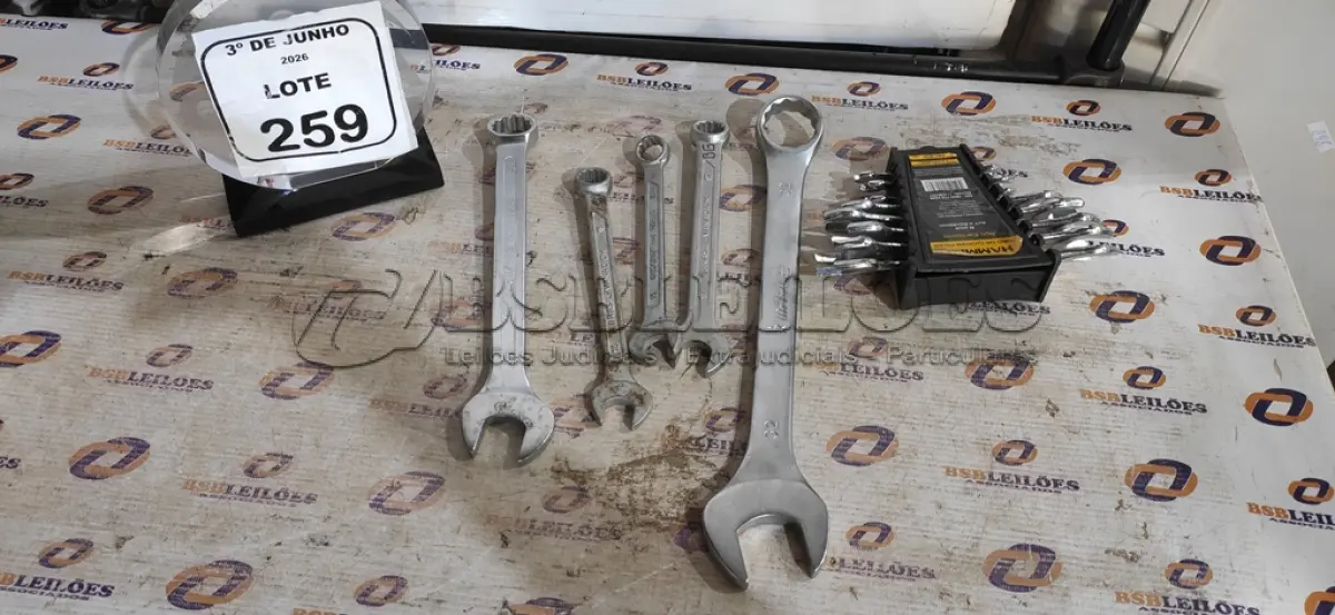 LOTE 259 - 01 JOGO DE CHAVE FIXAS DE AÇO CARBONO 8 PEÇAS 6X7 A 20X22MM MARCA HAMMER E  05 CHAVES COMBINADAS N* 32,23,17,16,15. (NO ESTADO) ATENÇÃO! FAZER A VISITAÇÃO ANTES DE ARREMATAR, NÃO SABEMOS SE FUNCIONA, LEILÃO NÃO TEM GARANTIA E NEM DEVOLUÇÃO, SUJEITO A POSSÍVEIS AVARIAS VISÍVEIS/OCULTAS E/OU AUSÊNCIA DE COMPONENTES.