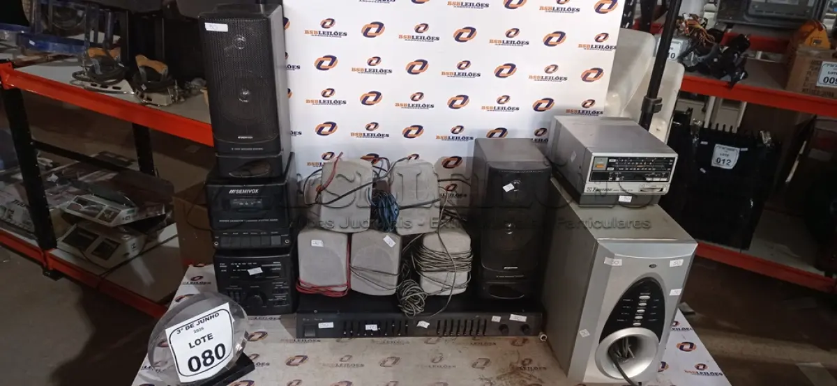 LOTE 080 - 01 MIXER DE MICROFONE MARCA ÔNIX, 01 VIDEO TUNER MODELO VT70 MARCA EMERSON, 02 RÁDIOS E 08 CAIXAS DE SOM PARA HOME THEATER. (NO ESTADO) ATENÇÃO! FAZER A VISITAÇÃO ANTES DE ARREMATAR, NÃO SABEMOS SE FUNCIONA, LEILÃO NÃO TEM GARANTIA E NEM DEVOLUÇÃO, SUJEITO A POSSÍVEIS AVARIAS VISÍVEIS/OCULTAS E/OU AUSÊNCIA DE COMPONENTES.