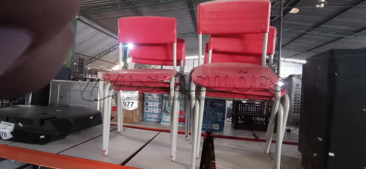 LOTE 077 - 06 CADEIRAS ESCOLARES INFANTIL DE FERRO COM ASSENTO EM PLÁSTICO NA COR VERMELHA. (NO ESTADO) ATENÇÃO! FAZER A VISITAÇÃO ANTES DE ARREMATAR, NÃO SABEMOS SE FUNCIONA, LEILÃO NÃO TEM GARANTIA E NEM DEVOLUÇÃO, SUJEITO A POSSÍVEIS AVARIAS VISÍVEIS/OCULTAS E/OU AUSÊNCIA DE COMPONENTES.