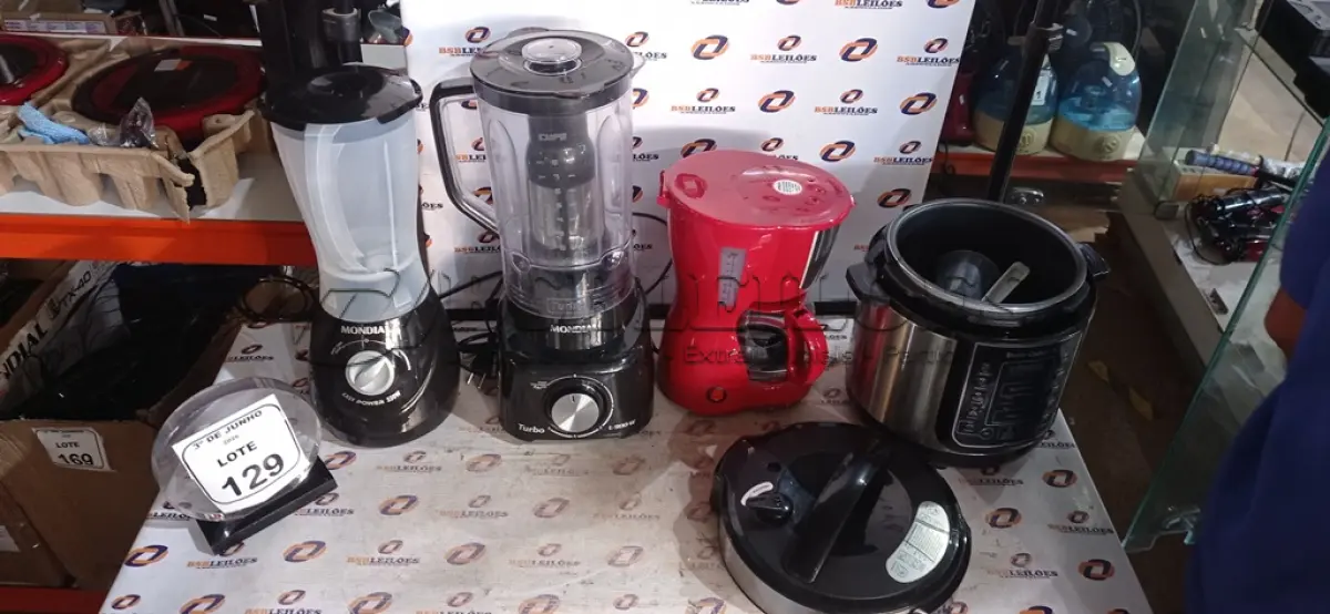 LOTE 129 - 01 PANELA ELÉTRICA 3L, 01 CAFETEIRA ELÉTRICA E 02 LIQUIDIFICADORES 220V MARCA MONDIAL. (NO ESTADO) ATENÇÃO! FAZER A VISITAÇÃO ANTES DE ARREMATAR, NÃO SABEMOS SE FUNCIONA, LEILÃO NÃO TEM GARANTIA E NEM DEVOLUÇÃO, SUJEITO A POSSÍVEIS AVARIAS VISÍVEIS/OCULTAS E/OU AUSÊNCIA DE COMPONENTES.