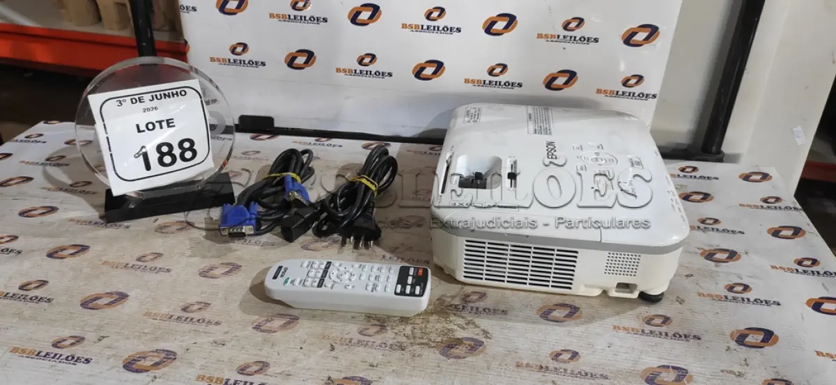 LOTE 188 - 01 PROJETOR COM CABOS E BOLSA MARCA EPSON. (NO ESTADO) ATENÇÃO! FAZER A VISITAÇÃO ANTES DE ARREMATAR, NÃO SABEMOS SE FUNCIONA, LEILÃO NÃO TEM GARANTIA E NEM DEVOLUÇÃO, SUJEITO A POSSÍVEIS AVARIAS VISÍVEIS/OCULTAS E/OU AUSÊNCIA DE COMPONENTES.