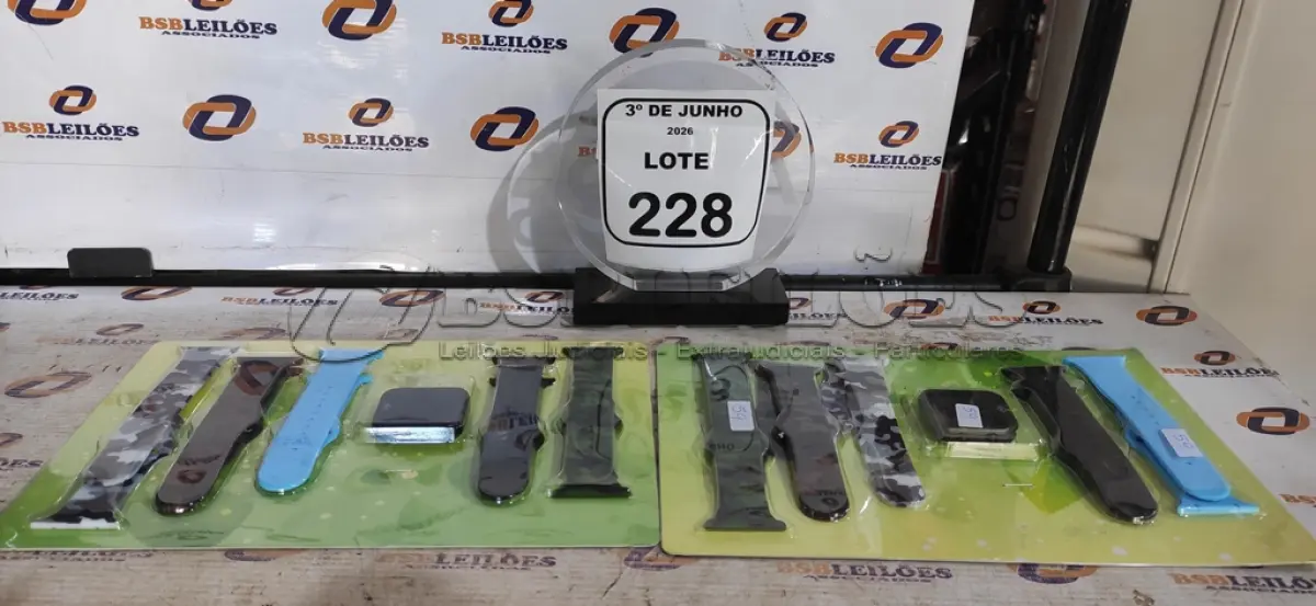 LOTE 228 - 02 RELÓGIOS INTELIGENTES COM 05 PULSEIRAS. (NO ESTADO) ATENÇÃO! FAZER A VISITAÇÃO ANTES DE ARREMATAR, NÃO SABEMOS SE FUNCIONA, LEILÃO NÃO TEM GARANTIA E NEM DEVOLUÇÃO, SUJEITO A POSSÍVEIS AVARIAS VISÍVEIS/OCULTAS E/OU AUSÊNCIA DE COMPONENTES.