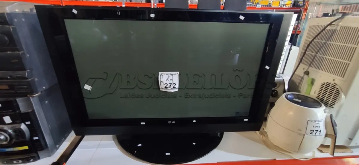 LOTE 272 - 01 TV 42’’ MARCA LG PARA RETIRADA DE PEÇAS. (NO ESTADO) ATENÇÃO! FAZER A VISITAÇÃO ANTES DE ARREMATAR, NÃO SABEMOS SE FUNCIONA, LEILÃO NÃO TEM GARANTIA E NEM DEVOLUÇÃO, SUJEITO A POSSÍVEIS AVARIAS VISÍVEIS/OCULTAS E/OU AUSÊNCIA DE COMPONENTES.