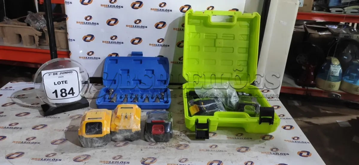 LOTE 184 - 05 BATERIAS PARA FERRAMENTAS, 01 JOGO DE BITS E SOQUETES E 02 CASES PARA FERRAMENTAS. (NO ESTADO) ATENÇÃO! FAZER A VISITAÇÃO ANTES DE ARREMATAR, NÃO SABEMOS SE FUNCIONA, LEILÃO NÃO TEM GARANTIA E NEM DEVOLUÇÃO, SUJEITO A POSSÍVEIS AVARIAS VISÍVEIS/OCULTAS E/OU AUSÊNCIA DE COMPONENTES.