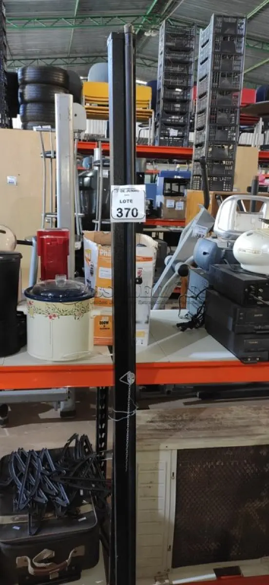 LOTE 370 - 01 TELA DE PROJEÇÃO RETRÁTIL. (NO ESTADO) ATENÇÃO! FAZER A VISITAÇÃO ANTES DE ARREMATAR, NÃO SABEMOS SE FUNCIONA, LEILÃO NÃO TEM GARANTIA E NEM DEVOLUÇÃO, SUJEITO A POSSÍVEIS AVARIAS VISÍVEIS/OCULTAS E/OU AUSÊNCIA DE COMPONENTES.