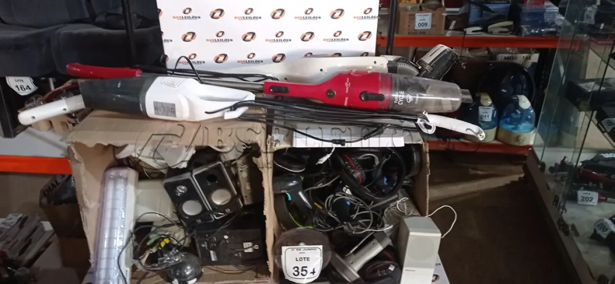 LOTE 354 - 03 ASPIRADORES DE PÓ E VÁRIAS CAIXAS DE SOM PARAPC, HEADPHONES, LUMINÁRIAS E ELETRÔNICOS DIVERSOS. (NO ESTADO) ATENÇÃO! FAZER A VISITAÇÃO ANTES DE ARREMATAR, NÃO SABEMOS SE FUNCIONA, LEILÃO NÃO TEM GARANTIA E NEM DEVOLUÇÃO, SUJEITO A POSSÍVEIS AVARIAS VISÍVEIS/OCULTAS E/OU AUSÊNCIA DE COMPONENTES.