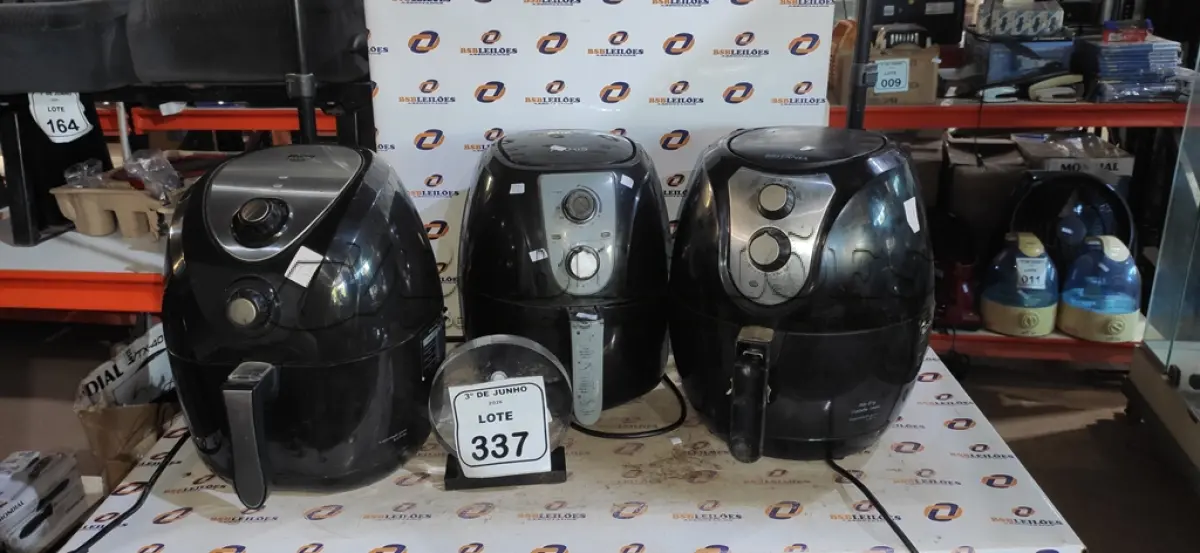 LOTE 337 - 03 AIR FRYERS DE MARCAS E MODELOS DIVERSOS. (NO ESTADO) ATENÇÃO! FAZER A VISITAÇÃO ANTES DE ARREMATAR, NÃO SABEMOS SE FUNCIONA, LEILÃO NÃO TEM GARANTIA E NEM DEVOLUÇÃO, SUJEITO A POSSÍVEIS AVARIAS VISÍVEIS/OCULTAS E/OU AUSÊNCIA DE COMPONENTES.