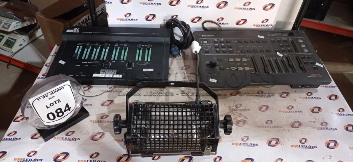 LOTE 084 - 01 REFLETOR HOLOFOTE E 02 MIXERS DE ÁUDIO E VÍDEO MARCAS PNASONIC E KRAMER. (NO ESTADO) ATENÇÃO! FAZER A VISITAÇÃO ANTES DE ARREMATAR, NÃO SABEMOS SE FUNCIONA, LEILÃO NÃO TEM GARANTIA E NEM DEVOLUÇÃO, SUJEITO A POSSÍVEIS AVARIAS VISÍVEIS/OCULTAS E/OU AUSÊNCIA DE COMPONENTES.