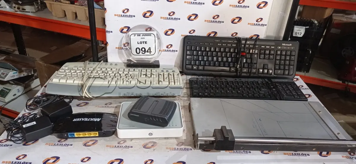 LOTE 094 - 03 ROTEADORES, 03 TECLADOS DE PC E 01 GUILHITINA DE PAPEL. (NO ESTADO) ATENÇÃO! FAZER A VISITAÇÃO ANTES DE ARREMATAR, NÃO SABEMOS SE FUNCIONA, LEILÃO NÃO TEM GARANTIA E NEM DEVOLUÇÃO, SUJEITO A POSSÍVEIS AVARIAS VISÍVEIS/OCULTAS E/OU AUSÊNCIA DE COMPONENTES.
