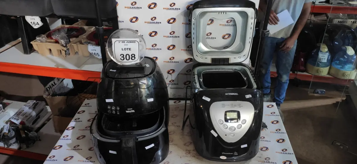 LOTE 308 - 01 AIR FRYER 220V MARCA WALITA E 01 PANIFICADORA 220V MARCA MONDIAL. (NO ESTADO) ATENÇÃO! FAZER A VISITAÇÃO ANTES DE ARREMATAR, NÃO SABEMOS SE FUNCIONA, LEILÃO NÃO TEM GARANTIA E NEM DEVOLUÇÃO, SUJEITO A POSSÍVEIS AVARIAS VISÍVEIS/OCULTAS E/OU AUSÊNCIA DE COMPONENTES.