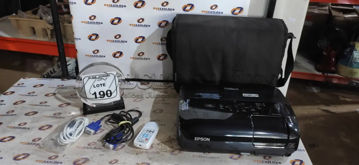 LOTE 190 - 01 PROJETOR COM CABOS E BOLSA MARCA EPSON. (NO ESTADO) ATENÇÃO! FAZER A VISITAÇÃO ANTES DE ARREMATAR, NÃO SABEMOS SE FUNCIONA, LEILÃO NÃO TEM GARANTIA E NEM DEVOLUÇÃO, SUJEITO A POSSÍVEIS AVARIAS VISÍVEIS/OCULTAS E/OU AUSÊNCIA DE COMPONENTES.
