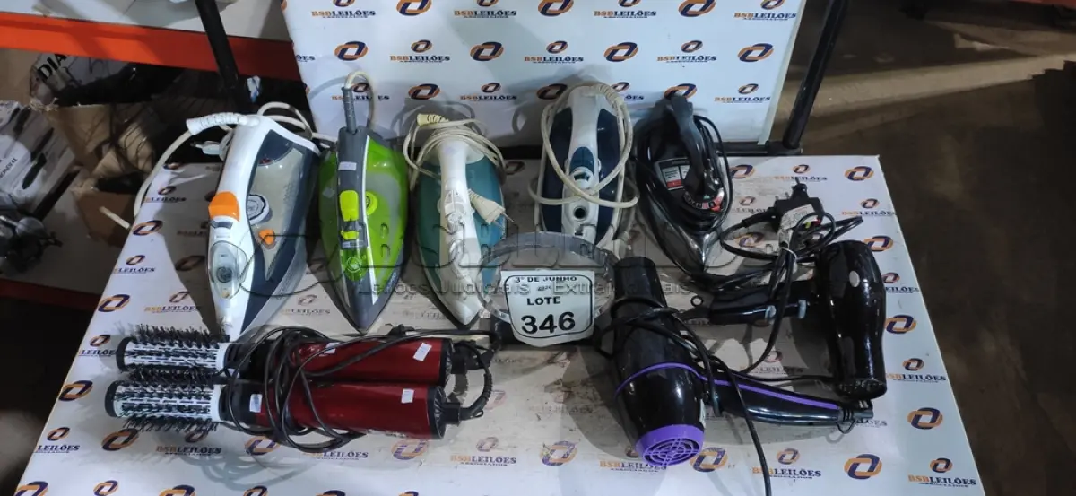 LOTE 346 - 02 SECADORES DE CABELO, 02 ESCOVAS DE CABELO E 05 FERROS DE PASSAR DE MARCAS E MODELOS DIVERSOS. (NO ESTADO) ATENÇÃO! FAZER A VISITAÇÃO ANTES DE ARREMATAR, NÃO SABEMOS SE FUNCIONA, LEILÃO NÃO TEM GARANTIA E NEM DEVOLUÇÃO, SUJEITO A POSSÍVEIS AVARIAS VISÍVEIS/OCULTAS E/OU AUSÊNCIA DE COMPONENTES.