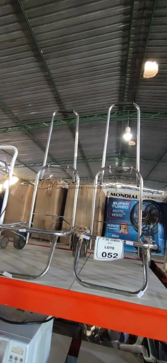 LOTE 052 - 02 CARRINHOS DE FEIRA. (NO ESTADO) ATENÇÃO! FAZER A VISITAÇÃO ANTES DE ARREMATAR, NÃO SABEMOS SE FUNCIONA, LEILÃO NÃO TEM GARANTIA E NEM DEVOLUÇÃO, SUJEITO A POSSÍVEIS AVARIAS VISÍVEIS/OCULTAS E/OU AUSÊNCIA DE COMPONENTES.