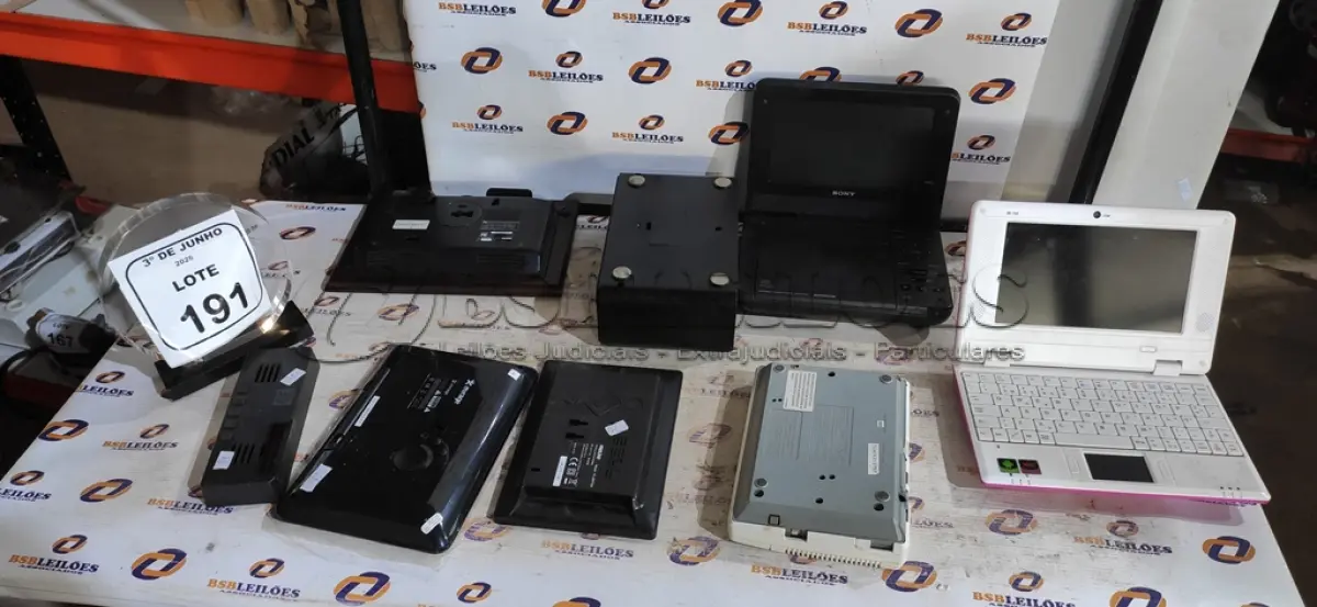 LOTE 191 - 01 DVD PORTATIL, 01 NETBOOK E VÁRIOS PORTA-RETRATOS DIGITAIS E ELETRÔNICOS DIVERSOS. (NO ESTADO) ATENÇÃO! FAZER A VISITAÇÃO ANTES DE ARREMATAR, NÃO SABEMOS SE FUNCIONA, LEILÃO NÃO TEM GARANTIA E NEM DEVOLUÇÃO, SUJEITO A POSSÍVEIS AVARIAS VISÍVEIS/OCULTAS E/OU AUSÊNCIA DE COMPONENTES.
