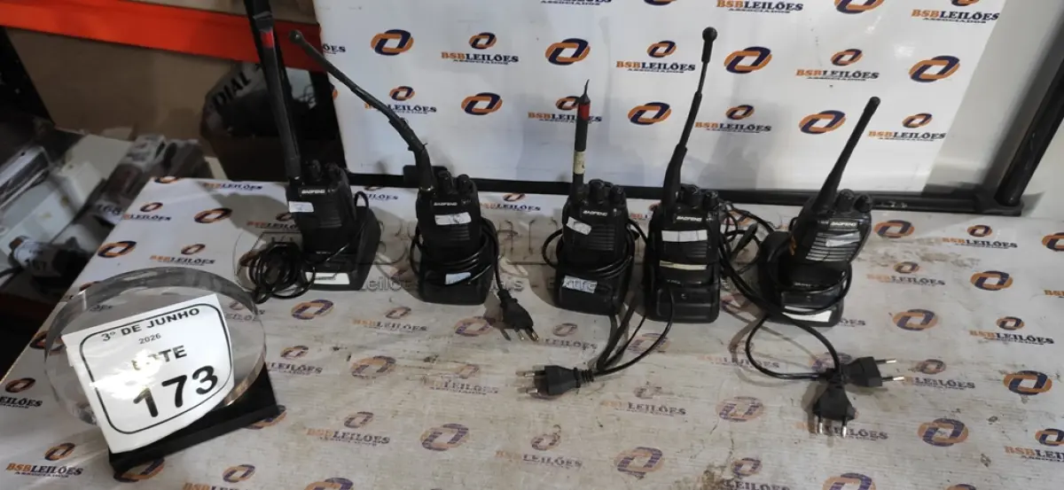 LOTE 173 - 05 RÁDIOS COMUNICADORES COM CARREGADOR MARCA BAOFENG. (NO ESTADO) ATENÇÃO! FAZER A VISITAÇÃO ANTES DE ARREMATAR, NÃO SABEMOS SE FUNCIONA, LEILÃO NÃO TEM GARANTIA E NEM DEVOLUÇÃO, SUJEITO A POSSÍVEIS AVARIAS VISÍVEIS/OCULTAS E/OU AUSÊNCIA DE COMPONENTES.