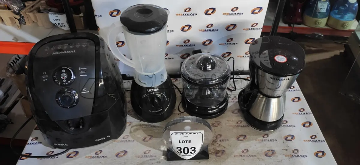 LOTE 303 - 01 AIR FRYER 4L, 01 CAFETEIRA 220V, 01 ESPREMEDOR DE FRUTAS E 01 LIQUIDIFICADOR 220V MARCA MONDIAL. (NO ESTADO) ATENÇÃO! FAZER A VISITAÇÃO ANTES DE ARREMATAR, NÃO SABEMOS SE FUNCIONA, LEILÃO NÃO TEM GARANTIA E NEM DEVOLUÇÃO, SUJEITO A POSSÍVEIS AVARIAS VISÍVEIS/OCULTAS E/OU AUSÊNCIA DE COMPONENTES.