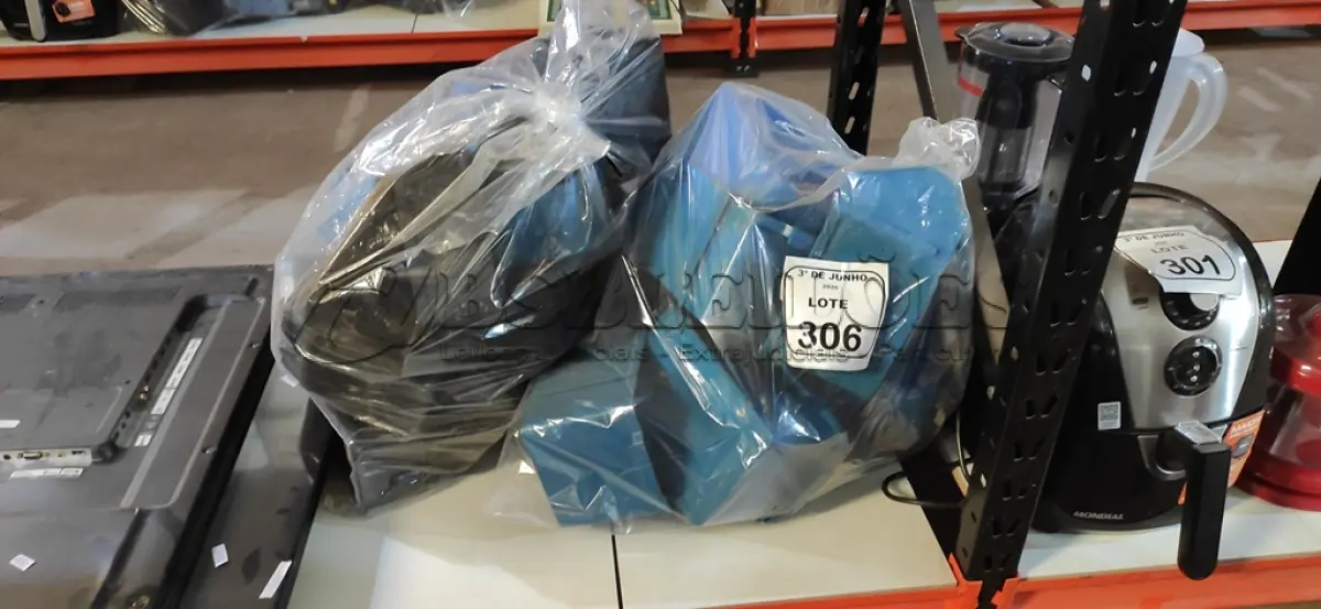 LOTE 306 - 01 LOTE COM GRANDE QUANTIDADE DE CAIXAS DE PLÁSTICO ORGANIZADORAS DE PARAFUSOS. (NO ESTADO) ATENÇÃO! FAZER A VISITAÇÃO ANTES DE ARREMATAR, NÃO SABEMOS SE FUNCIONA, LEILÃO NÃO TEM GARANTIA E NEM DEVOLUÇÃO, SUJEITO A POSSÍVEIS AVARIAS VISÍVEIS/OCULTAS E/OU AUSÊNCIA DE COMPONENTES.