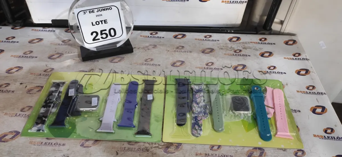 LOTE 250 - 02 RELÓGIOS INTELIGENTES COM 05 PULSEIRAS. (NO ESTADO) ATENÇÃO! FAZER A VISITAÇÃO ANTES DE ARREMATAR, NÃO SABEMOS SE FUNCIONA, LEILÃO NÃO TEM GARANTIA E NEM DEVOLUÇÃO, SUJEITO A POSSÍVEIS AVARIAS VISÍVEIS/OCULTAS E/OU AUSÊNCIA DE COMPONENTES.