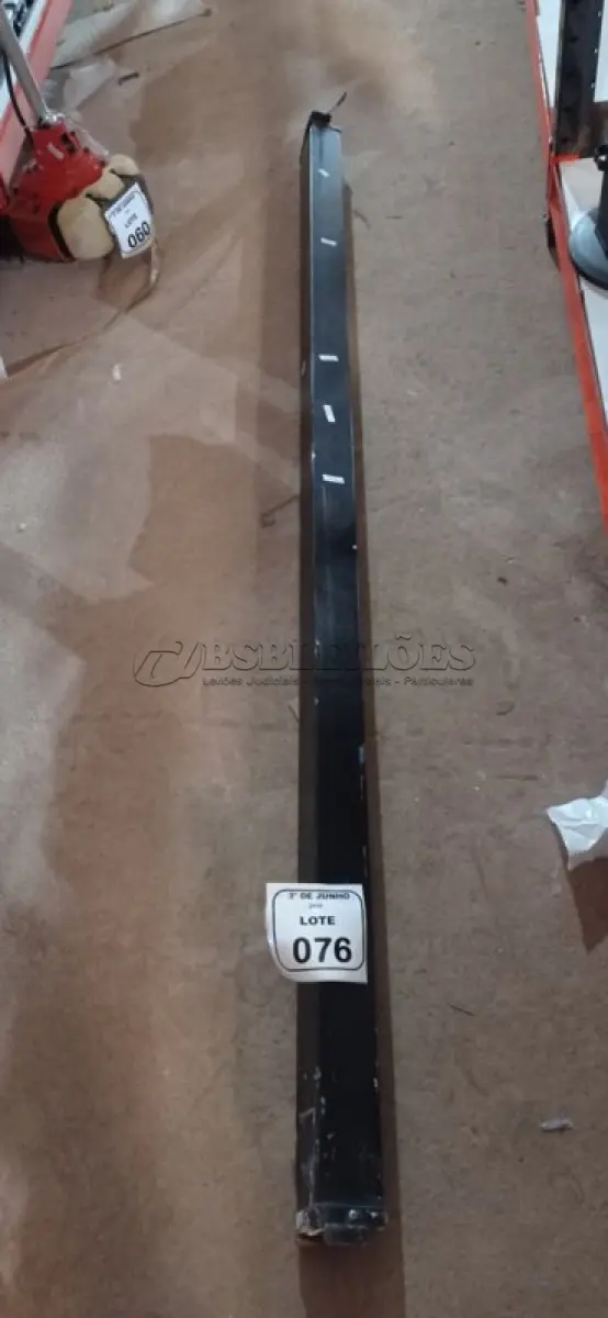 LOTE 076 - 01 TELA DE PROJEÇÃO RETRÁTIL. (NO ESTADO) ATENÇÃO! FAZER A VISITAÇÃO ANTES DE ARREMATAR, NÃO SABEMOS SE FUNCIONA, LEILÃO NÃO TEM GARANTIA E NEM DEVOLUÇÃO, SUJEITO A POSSÍVEIS AVARIAS VISÍVEIS/OCULTAS E/OU AUSÊNCIA DE COMPONENTES.