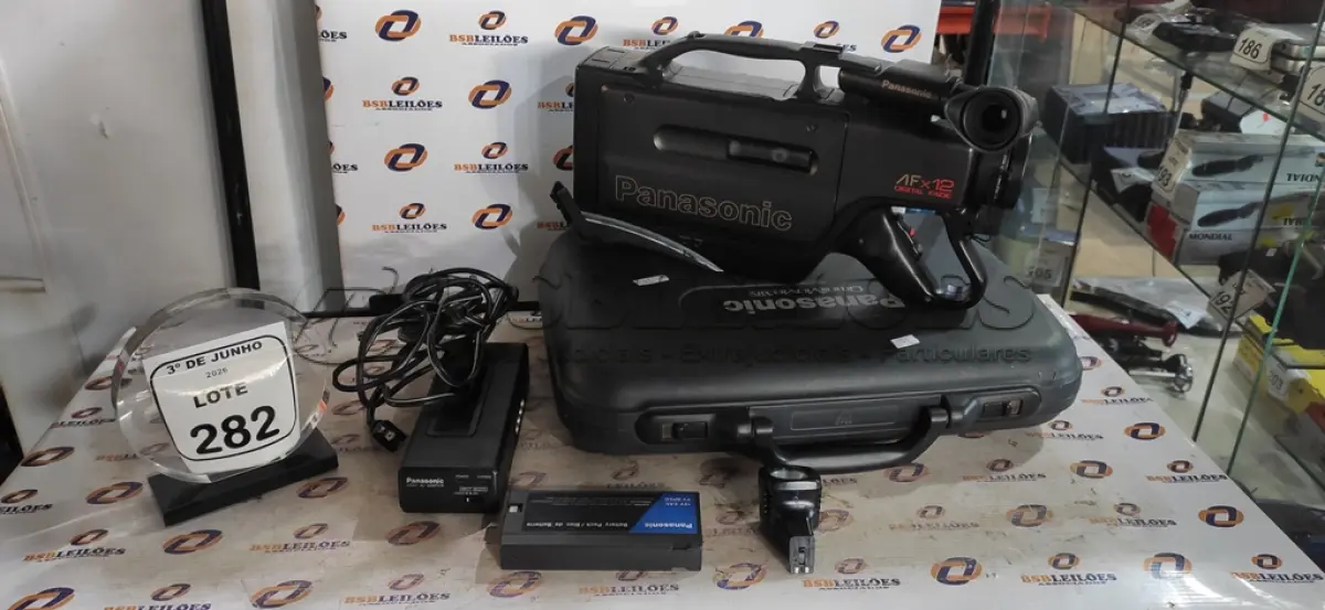 LOTE 282 - 01 FILMADORA MODELO OMNIMOVIE VHS COM MALETA E ACESSÓRIOS MARCA PANASONIC. (NO ESTADO) ATENÇÃO! FAZER A VISITAÇÃO ANTES DE ARREMATAR, NÃO SABEMOS SE FUNCIONA, LEILÃO NÃO TEM GARANTIA E NEM DEVOLUÇÃO, SUJEITO A POSSÍVEIS AVARIAS VISÍVEIS/OCULTAS E/OU AUSÊNCIA DE COMPONENTES.