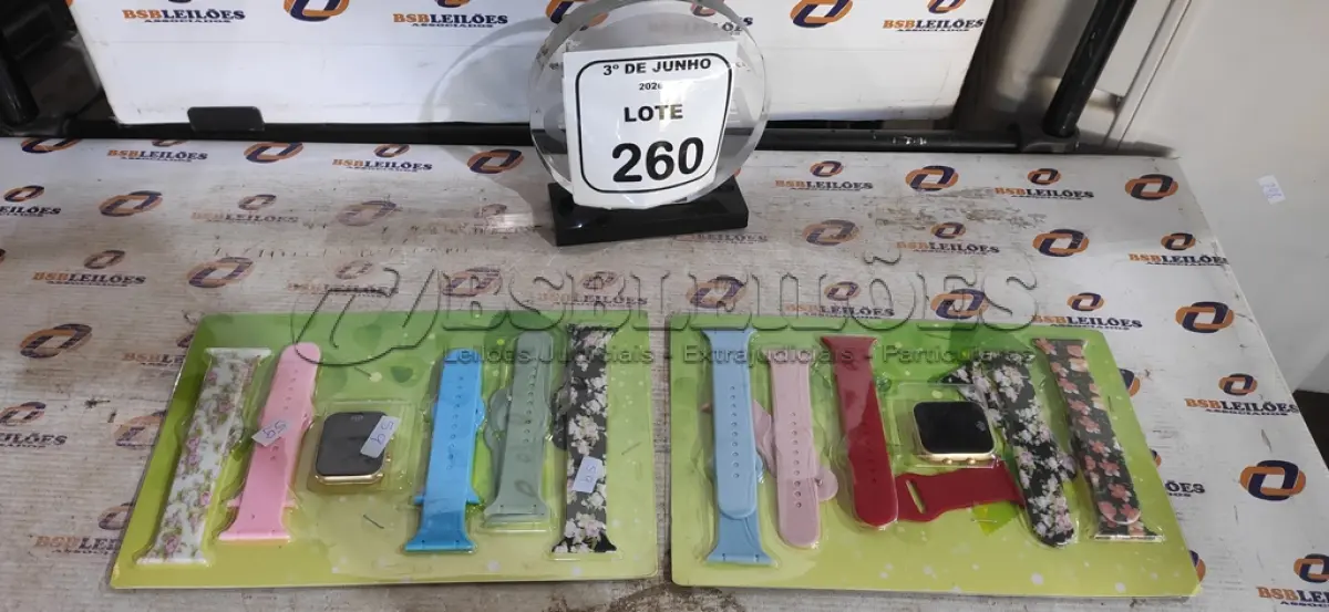 LOTE 260 - 02 RELÓGIOS INTELIGENTES COM 05 PULSEIRAS. (NO ESTADO) ATENÇÃO! FAZER A VISITAÇÃO ANTES DE ARREMATAR, NÃO SABEMOS SE FUNCIONA, LEILÃO NÃO TEM GARANTIA E NEM DEVOLUÇÃO, SUJEITO A POSSÍVEIS AVARIAS VISÍVEIS/OCULTAS E/OU AUSÊNCIA DE COMPONENTES.