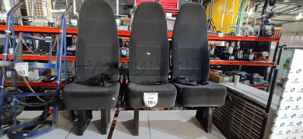 LOTE 164 - 03 BANCOS PARA VANS. (NO ESTADO) ATENÇÃO! FAZER A VISITAÇÃO ANTES DE ARREMATAR, NÃO SABEMOS SE FUNCIONA, LEILÃO NÃO TEM GARANTIA E NEM DEVOLUÇÃO, SUJEITO A POSSÍVEIS AVARIAS VISÍVEIS/OCULTAS E/OU AUSÊNCIA DE COMPONENTES.