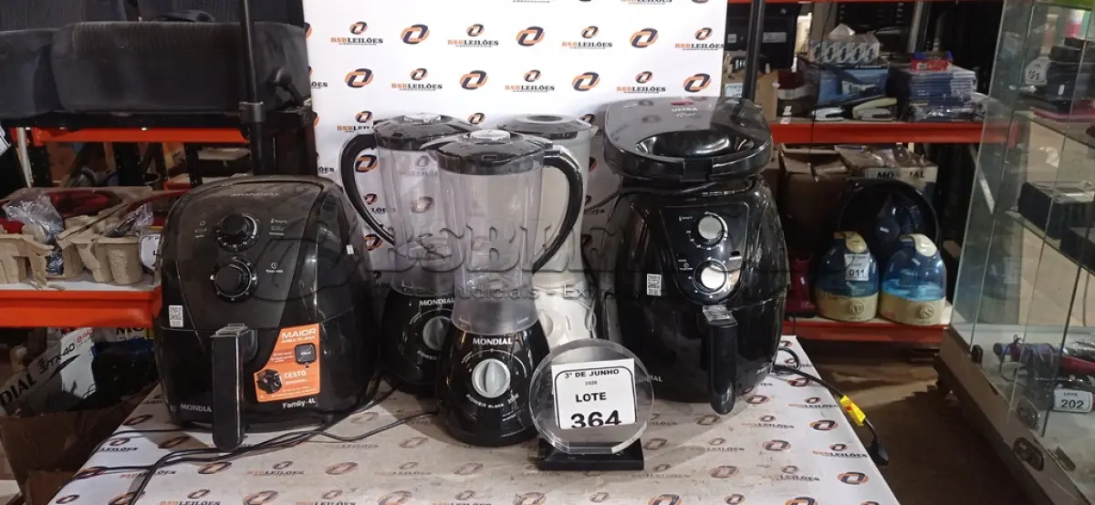 LOTE 364 - 03 LIQUIDIFICADORES, 01 SANDUICHEIRA E 02 AIR FRYERS. (NO ESTADO) ATENÇÃO! FAZER A VISITAÇÃO ANTES DE ARREMATAR, NÃO SABEMOS SE FUNCIONA, LEILÃO NÃO TEM GARANTIA E NEM DEVOLUÇÃO, SUJEITO A POSSÍVEIS AVARIAS VISÍVEIS/OCULTAS E/OU AUSÊNCIA DE COMPONENTES.